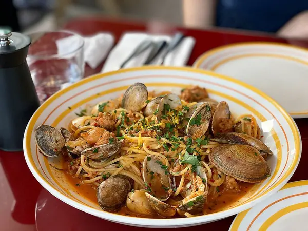 deniz ürünleri, midye ve karidesli makarna