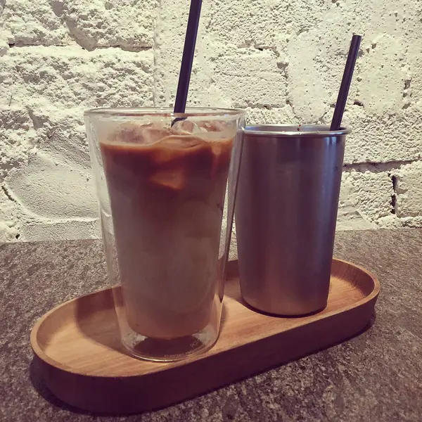 Ahşap masa arkasında buzlu çay.