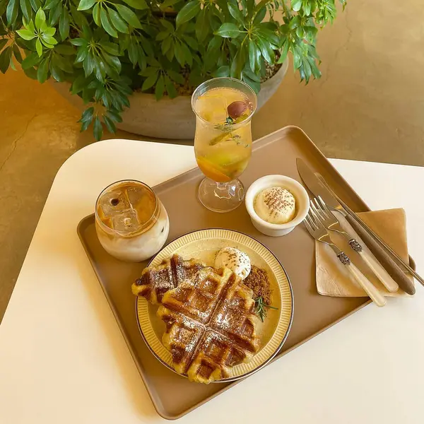 Kremalı ve reçelli lezzetli waffle.