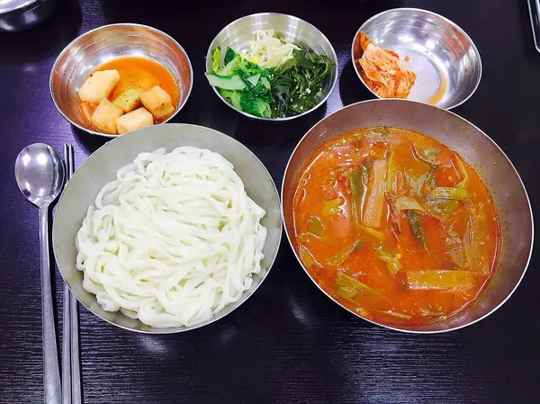 Lezzetli Asya yemeklerinin yakın görüntüsü