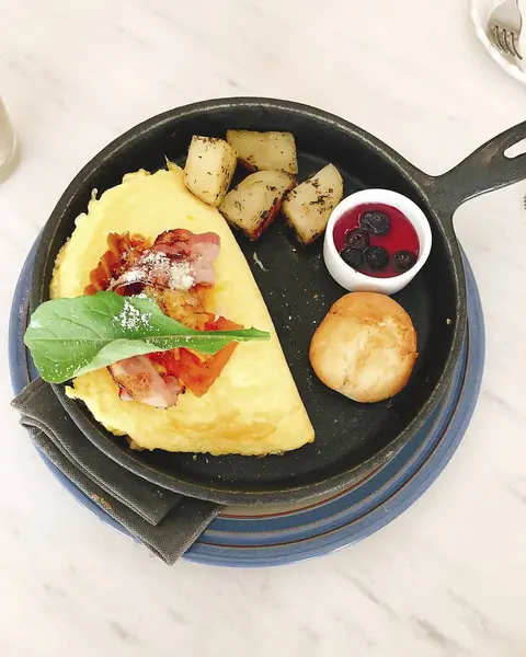 Kahve ve meyveli kahvaltı.