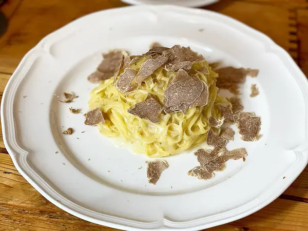 Beyaz tabakta köfteli makarna. İtalyan mutfağı.