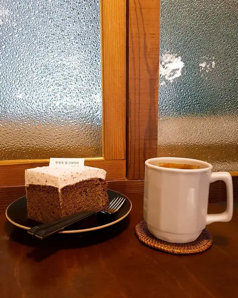 Ahşap arka planda kahve fincanı ve çay.