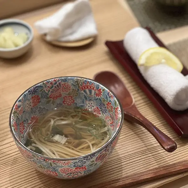 Lezzetli Asya yemeklerinin yakın görüntüsü