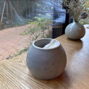 seramik vazo ve bir fincan sıcak kahve.