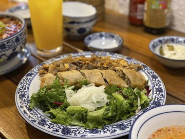 Tavuk ve sebzeli Asya yemeği.