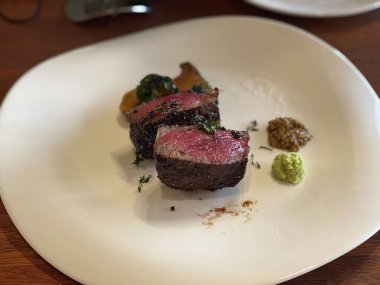 Sebze ve baharatlı biftek.