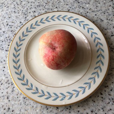 Beyaz bir tabakta taze kırmızı elma.