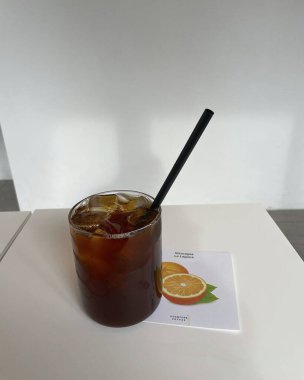 Restorandaki beyaz masada limonlu bir fincan buzlu çay.