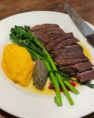 Biftek, patates püresi, kuşkonmaz ve kuşkonmaz.