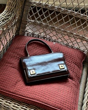 Koyu arkaplanda kahverengi çantalı çanta