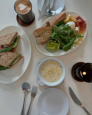 bir kafede Kahvaltı