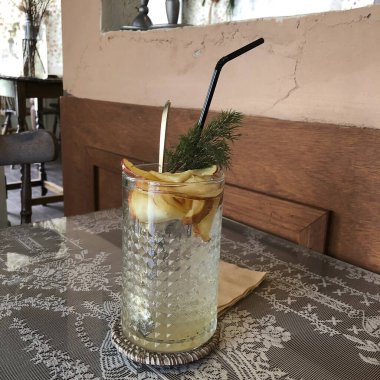 Bir bardak buzlu ve samanlı limonata. yüksek kaliteli fotoğraf