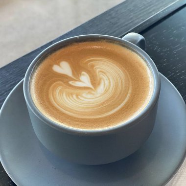 Latte sanatıyla bir fincan kahve.