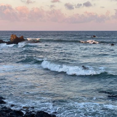 Denizin üzerinde güzel bir gün batımı