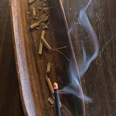 Çok dumanlı ahşap bir tepsinin manzarasını kapat.