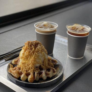 Kahve dondurması ve waffle külahı.