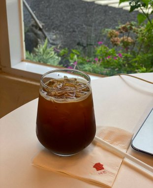 kahve fincanı ve kırmızı şarap ahşap masada.