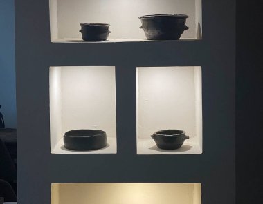 Siyah arka planda boş seramik kaplar. Boşluğu kopyala.