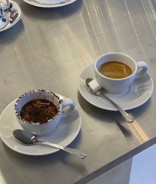 Masanın üzerinde bir fincan kahve.