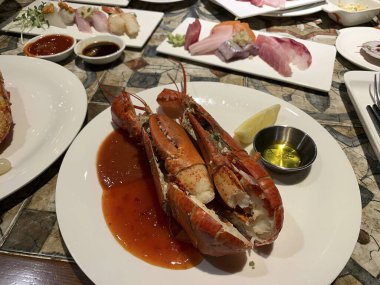 Tabakta ızgara somon ve sebze.