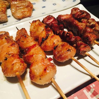 Izgarada domuz eti ve domuz eti.