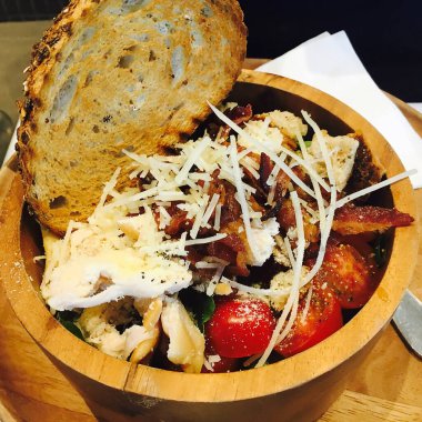 Peynirli salata, tavuk ve sebze.