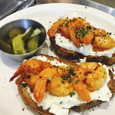 Karides, limon, domates sosu, tost ve peynirli kızarmış yumurta. yüksek kaliteli fotoğraf