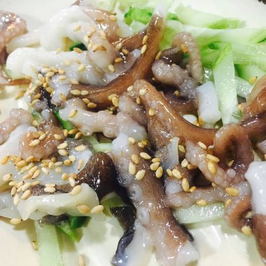 Sarımsaklı ve soslu kızarmış kalamar..