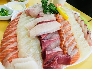 Çiğ taze somon, sebze ve baharatlı.