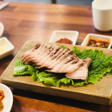 Soslu ve baharatlı ızgara domuz eti.