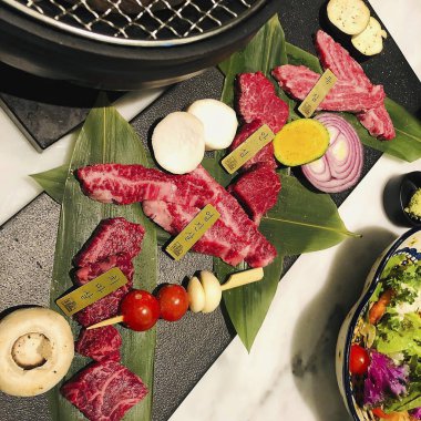 Sebze ve baharatlı çiğ biftek.