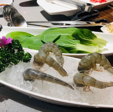 Karides ve sebzeli taze deniz ürünleri.