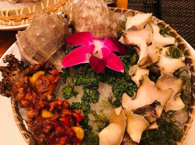 Sebze ve soslu ızgara balık.