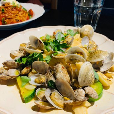 deniz ürünleri ve sebzeli makarna.