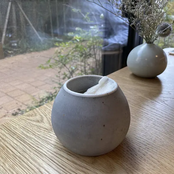 seramik vazo ve bir fincan sıcak kahve.