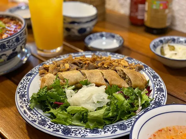 Tavuk ve sebzeli Asya yemeği.