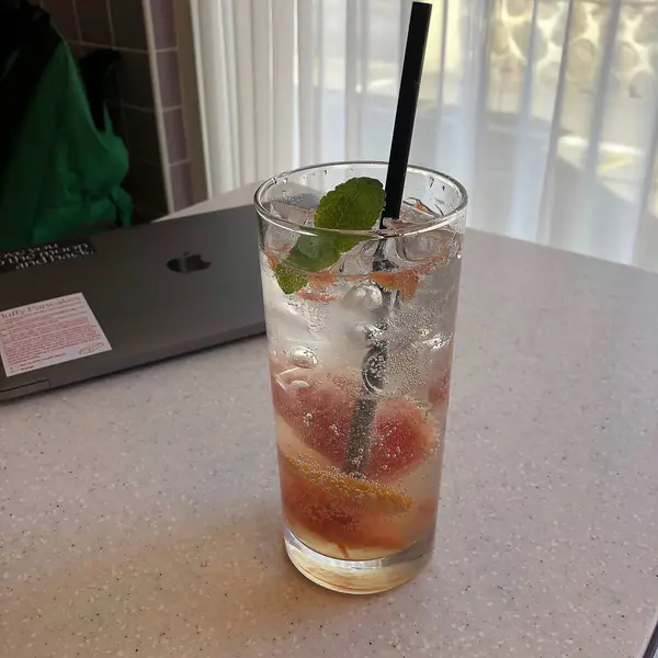 Buzlu ve limonlu taze çilek suyu.