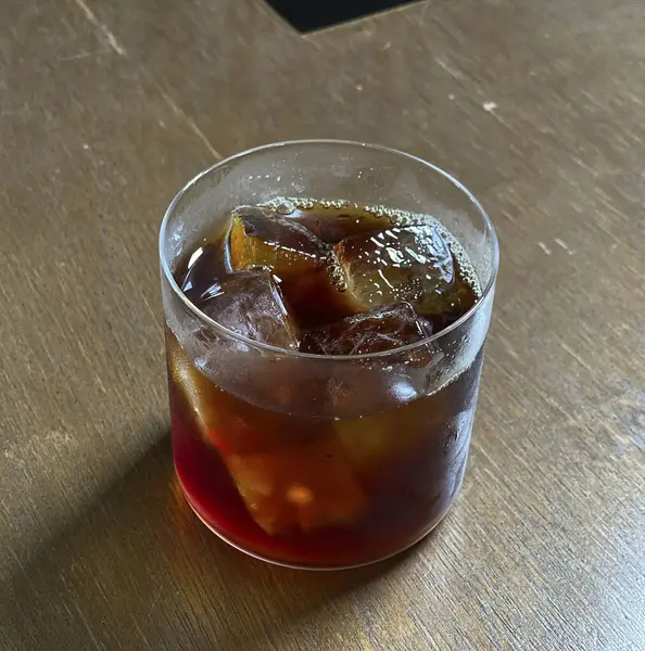 Bir bardak buzlu soğuk içecek.