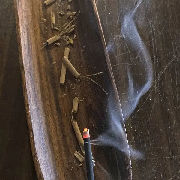 Çok dumanlı ahşap bir tepsinin manzarasını kapat.