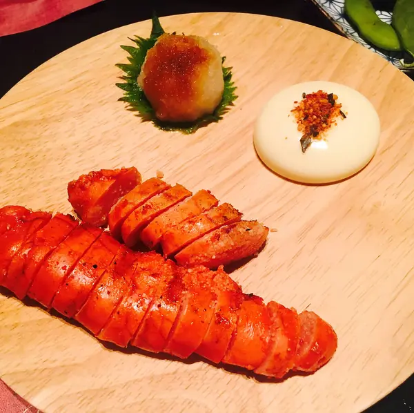 Limonlu ve soslu ızgara somon.