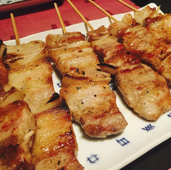 Baharatlı ve sebzeli ızgara domuz eti ve yiyecek.