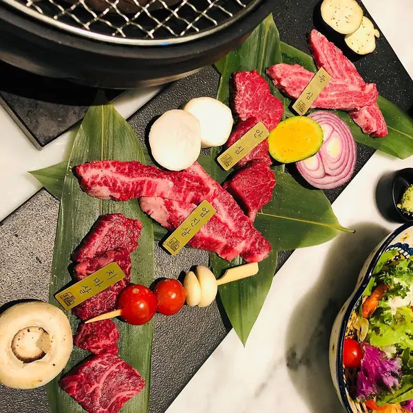 Sebze ve baharatlı çiğ biftek.