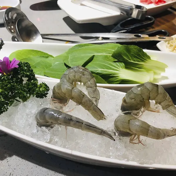 Karides ve sebzeli taze deniz ürünleri.