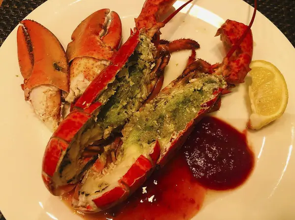 Limonlu ve soslu ıstakoz