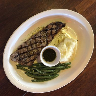 Kuşkonmaz ve soslu biftek.