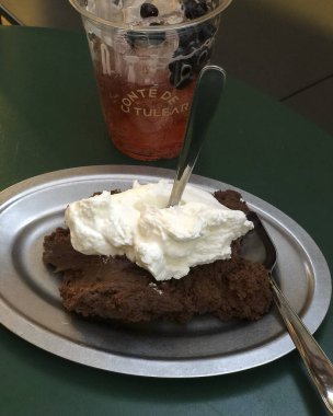 Masada dondurmalı çikolatalı pasta.
