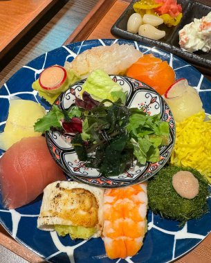 Somon ve sebzeli suşi.