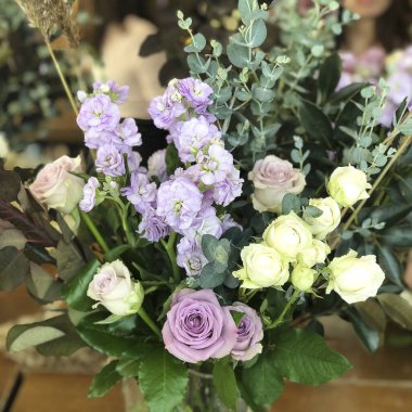 Vazoda güzel bir buket çiçek.