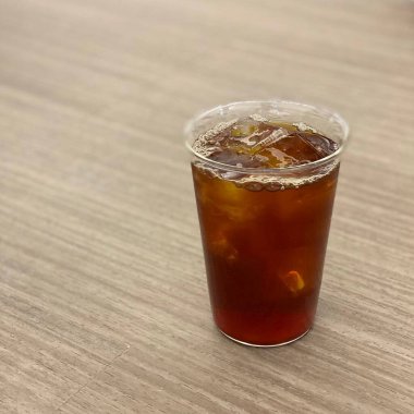 Buzlu çay, buz küpleri ve ahşap masada nane şekeri.